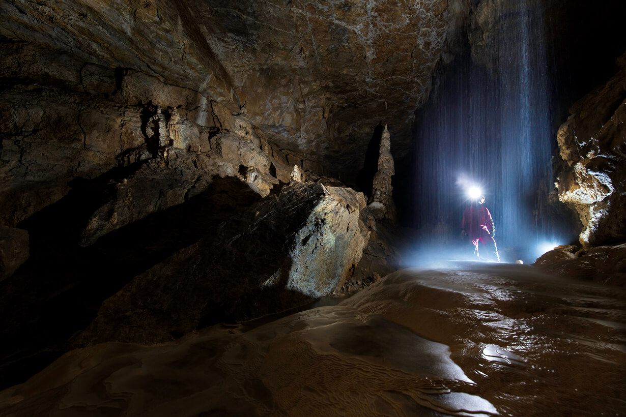 Grotte Gournier by Florian Wachter Fotografie in der Höhle unter dem Wasserfall